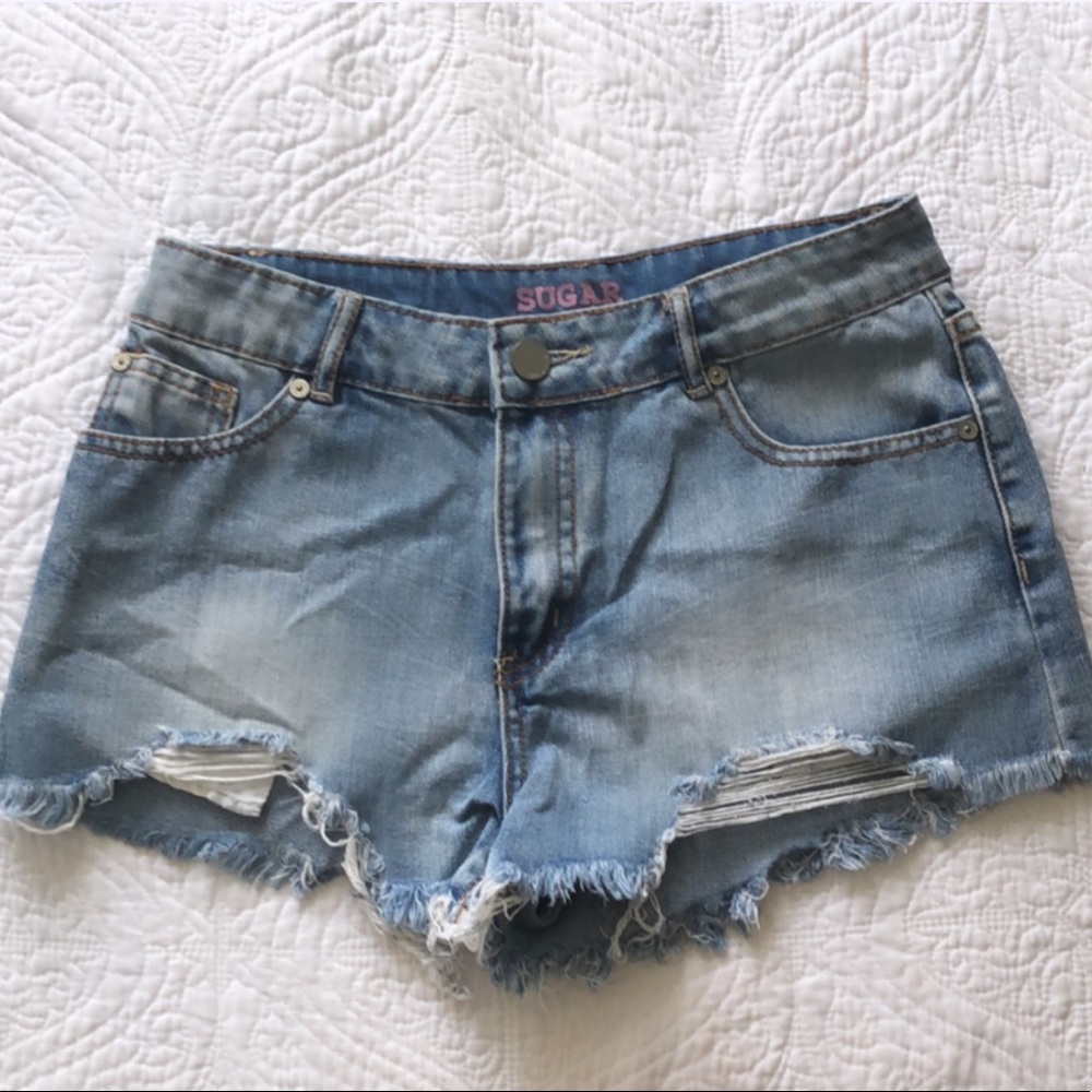 - Sugar Magnolia - Mid Rise Short Jeans
